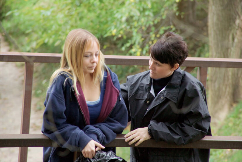 iemand die zich niet goed voelt wordt geholpen door een social work professional